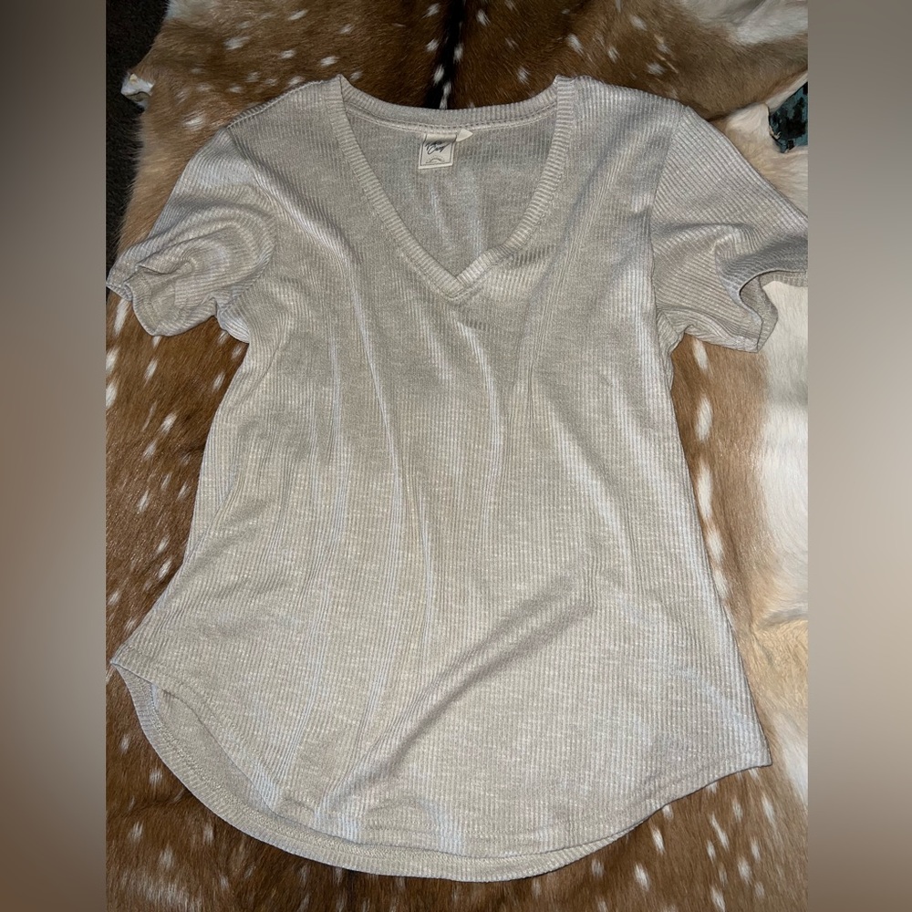 Ribbed v neck top. from buckle